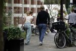 Amsterdam 21 juli 2023
Thijs Romer rijdt naar het huis van Noor Groot . Hij parkeert zijn auto ergens anders en loopt naar haar huis . 30 min later loopt hij weg  en 10 seconden later komt Noor achter hem aangerend.  Ze lopen ergens heen en ruim anderhalf uur later komt Noor alleen terug Thijs loopt naar zijn auto en rijdt weg.