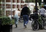 Amsterdam 21 juli 2023
Thijs Romer rijdt naar het huis van Noor Groot . Hij parkeert zijn auto ergens anders en loopt naar haar huis . 30 min later loopt hij weg  en 10 seconden later komt Noor achter hem aangerend.  Ze lopen ergens heen en ruim anderhalf uur later komt Noor alleen terug Thijs loopt naar zijn auto en rijdt weg.