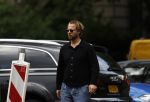 Amsterdam 21 juli 2023
Thijs Romer rijdt naar het huis van Noor Groot . Hij parkeert zijn auto ergens anders en loopt naar haar huis . 30 min later loopt hij weg  en 10 seconden later komt Noor achter hem aangerend.  Ze lopen ergens heen en ruim anderhalf uur later komt Noor alleen terug Thijs loopt naar zijn auto en rijdt weg.