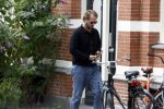 Amsterdam 21 juli 2023
Thijs Romer rijdt naar het huis van Noor Groot . Hij parkeert zijn auto ergens anders en loopt naar haar huis . 30 min later loopt hij weg  en 10 seconden later komt Noor achter hem aangerend.  Ze lopen ergens heen en ruim anderhalf uur later komt Noor alleen terug Thijs loopt naar zijn auto en rijdt weg.
