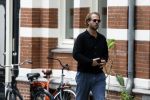 Amsterdam 21 juli 2023
Thijs Romer rijdt naar het huis van Noor Groot . Hij parkeert zijn auto ergens anders en loopt naar haar huis . 30 min later loopt hij weg  en 10 seconden later komt Noor achter hem aangerend.  Ze lopen ergens heen en ruim anderhalf uur later komt Noor alleen terug Thijs loopt naar zijn auto en rijdt weg.