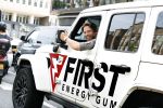 Amsterdam 11 juli 2023
Thomas v d Vlugt in zijn jeep met reclame voor First Energy Gum waarvan Thomas Mede eigenaar is.