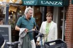 Amsterdam 22 juli 2023
Tom Egbers en zijn vrouw Janke Dekker winkelend in Amsterdam zuid. Ze waren oa bij Suit supply en de Joffers.