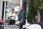Amsterdam 22 juli 2023
Tom Egbers en zijn vrouw Janke Dekker winkelend in Amsterdam zuid. Ze waren oa bij Suit supply en de Joffers.