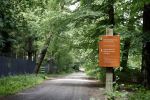 Lage Vuursche 28 juli 2023
Palijs Drakensteyn van prinss Beatrix . De poort is geschilderd en in de tuin staan hekken met donkee doeken voor privacy . Naast het landgoed is een stuk bouwgrond te koop.