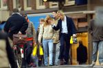 Amsterdam 4 januari 2004
Dinand Woesthoff met Katja Schuurman, Chris Zeegers, Wendy v Dijk, Jphnny de Mol, Babette v Veen en Bas Westerweel.
Peter Smulders bv