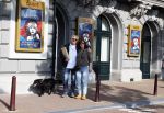 Amsterdam 6 juli 2023
Wilbert Gieske en zijn vrouw Roxane Catz wandelend met hun hond in het centrum van Amsterdam ter hoogte van Carre.