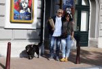 Amsterdam 6 juli 2023
Wilbert Gieske en zijn vrouw Roxane Catz wandelend met hun hond in het centrum van Amsterdam ter hoogte van Carre.