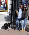 Amsterdam 6 juli 2023
Wilbert Gieske en zijn vrouw Roxane Catz wandelend met hun hond in het centrum van Amsterdam ter hoogte van Carre.
