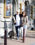 Amsterdam 6 juli 2023
Wilbert Gieske en zijn vrouw Roxane Catz wandelend met hun hond in het centrum van Amsterdam ter hoogte van Carre.