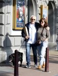 Amsterdam 6 juli 2023
Wilbert Gieske en zijn vrouw Roxane Catz wandelend met hun hond in het centrum van Amsterdam ter hoogte van Carre.