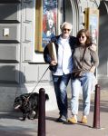 Amsterdam 6 juli 2023
Wilbert Gieske en zijn vrouw Roxane Catz wandelend met hun hond in het centrum van Amsterdam ter hoogte van Carre.