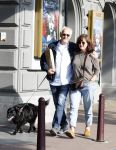 Amsterdam 6 juli 2023
Wilbert Gieske en zijn vrouw Roxane Catz wandelend met hun hond in het centrum van Amsterdam ter hoogte van Carre.