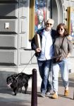 Amsterdam 6 juli 2023
Wilbert Gieske en zijn vrouw Roxane Catz wandelend met hun hond in het centrum van Amsterdam ter hoogte van Carre.