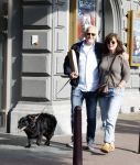 Amsterdam 6 juli 2023
Wilbert Gieske en zijn vrouw Roxane Catz wandelend met hun hond in het centrum van Amsterdam ter hoogte van Carre.