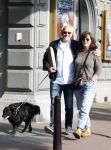 Amsterdam 6 juli 2023
Wilbert Gieske en zijn vrouw Roxane Catz wandelend met hun hond in het centrum van Amsterdam ter hoogte van Carre.