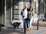 Amsterdam 6 juli 2023
Wilbert Gieske en zijn vrouw Roxane Catz wandelend met hun hond in het centrum van Amsterdam ter hoogte van Carre.