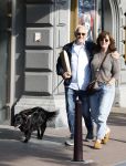 Amsterdam 6 juli 2023
Wilbert Gieske en zijn vrouw Roxane Catz wandelend met hun hond in het centrum van Amsterdam ter hoogte van Carre.