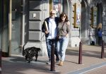 Amsterdam 6 juli 2023
Wilbert Gieske en zijn vrouw Roxane Catz wandelend met hun hond in het centrum van Amsterdam ter hoogte van Carre.