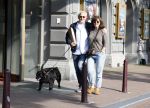 Amsterdam 6 juli 2023
Wilbert Gieske en zijn vrouw Roxane Catz wandelend met hun hond in het centrum van Amsterdam ter hoogte van Carre.