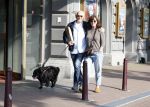 Amsterdam 6 juli 2023
Wilbert Gieske en zijn vrouw Roxane Catz wandelend met hun hond in het centrum van Amsterdam ter hoogte van Carre.