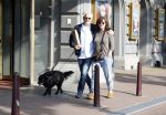 Amsterdam 6 juli 2023
Wilbert Gieske en zijn vrouw Roxane Catz wandelend met hun hond in het centrum van Amsterdam ter hoogte van Carre.