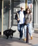 Amsterdam 6 juli 2023
Wilbert Gieske en zijn vrouw Roxane Catz wandelend met hun hond in het centrum van Amsterdam ter hoogte van Carre.