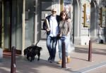 Amsterdam 6 juli 2023
Wilbert Gieske en zijn vrouw Roxane Catz wandelend met hun hond in het centrum van Amsterdam ter hoogte van Carre.