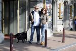 Amsterdam 6 juli 2023
Wilbert Gieske en zijn vrouw Roxane Catz wandelend met hun hond in het centrum van Amsterdam ter hoogte van Carre.