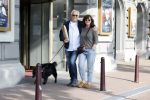 Amsterdam 6 juli 2023
Wilbert Gieske en zijn vrouw Roxane Catz wandelend met hun hond in het centrum van Amsterdam ter hoogte van Carre.