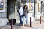 Amsterdam 6 juli 2023
Wilbert Gieske en zijn vrouw Roxane Catz wandelend met hun hond in het centrum van Amsterdam ter hoogte van Carre.