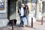 Amsterdam 6 juli 2023
Wilbert Gieske en zijn vrouw Roxane Catz wandelend met hun hond in het centrum van Amsterdam ter hoogte van Carre.
