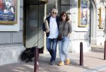 Amsterdam 6 juli 2023
Wilbert Gieske en zijn vrouw Roxane Catz wandelend met hun hond in het centrum van Amsterdam ter hoogte van Carre.