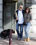 Amsterdam 6 juli 2023
Wilbert Gieske en zijn vrouw Roxane Catz wandelend met hun hond in het centrum van Amsterdam ter hoogte van Carre.