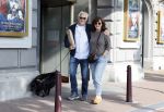 Amsterdam 6 juli 2023
Wilbert Gieske en zijn vrouw Roxane Catz wandelend met hun hond in het centrum van Amsterdam ter hoogte van Carre.