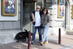Amsterdam 6 juli 2023
Wilbert Gieske en zijn vrouw Roxane Catz wandelend met hun hond in het centrum van Amsterdam ter hoogte van Carre.