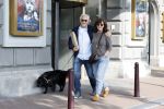 Amsterdam 6 juli 2023
Wilbert Gieske en zijn vrouw Roxane Catz wandelend met hun hond in het centrum van Amsterdam ter hoogte van Carre.