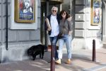 Amsterdam 6 juli 2023
Wilbert Gieske en zijn vrouw Roxane Catz wandelend met hun hond in het centrum van Amsterdam ter hoogte van Carre.