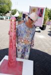 Amsterdam 8 juli 2023
Willeke Alberti krijgt uit handen van Nicolette v Dam een roze amsterdammertje als beloning voor haar prachtige carriere.  Uitreiking was op de Amsterdamse zomer.