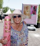 Amsterdam 8 juli 2023
Willeke Alberti krijgt uit handen van Nicolette v Dam een roze amsterdammertje als beloning voor haar prachtige carriere.  Uitreiking was op de Amsterdamse zomer.
