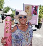 Amsterdam 8 juli 2023
Willeke Alberti krijgt uit handen van Nicolette v Dam een roze amsterdammertje als beloning voor haar prachtige carriere.  Uitreiking was op de Amsterdamse zomer.