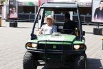 Amsterdam 8 juli 2023
Willeke Alberti krijgt uit handen van Nicolette v Dam een roze amsterdammertje als beloning voor haar prachtige carriere.  Uitreiking was op de Amsterdamse zomer.