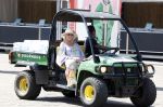 Amsterdam 8 juli 2023
Willeke Alberti krijgt uit handen van Nicolette v Dam een roze amsterdammertje als beloning voor haar prachtige carriere.  Uitreiking was op de Amsterdamse zomer.