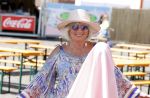 Amsterdam 8 juli 2023
Willeke Alberti krijgt uit handen van Nicolette v Dam een roze amsterdammertje als beloning voor haar prachtige carriere.  Uitreiking was op de Amsterdamse zomer.