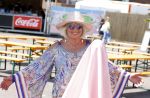 Amsterdam 8 juli 2023
Willeke Alberti krijgt uit handen van Nicolette v Dam een roze amsterdammertje als beloning voor haar prachtige carriere.  Uitreiking was op de Amsterdamse zomer.