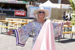 Amsterdam 8 juli 2023
Willeke Alberti krijgt uit handen van Nicolette v Dam een roze amsterdammertje als beloning voor haar prachtige carriere.  Uitreiking was op de Amsterdamse zomer.