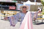 Amsterdam 8 juli 2023
Willeke Alberti krijgt uit handen van Nicolette v Dam een roze amsterdammertje als beloning voor haar prachtige carriere.  Uitreiking was op de Amsterdamse zomer.