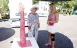 Amsterdam 8 juli 2023
Willeke Alberti krijgt uit handen van Nicolette v Dam een roze amsterdammertje als beloning voor haar prachtige carriere.  Uitreiking was op de Amsterdamse zomer.