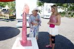 Amsterdam 8 juli 2023
Willeke Alberti krijgt uit handen van Nicolette v Dam een roze amsterdammertje als beloning voor haar prachtige carriere.  Uitreiking was op de Amsterdamse zomer.
