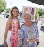 Amsterdam 8 juli 2023
Willeke Alberti krijgt uit handen van Nicolette v Dam een roze amsterdammertje als beloning voor haar prachtige carriere.  Uitreiking was op de Amsterdamse zomer.